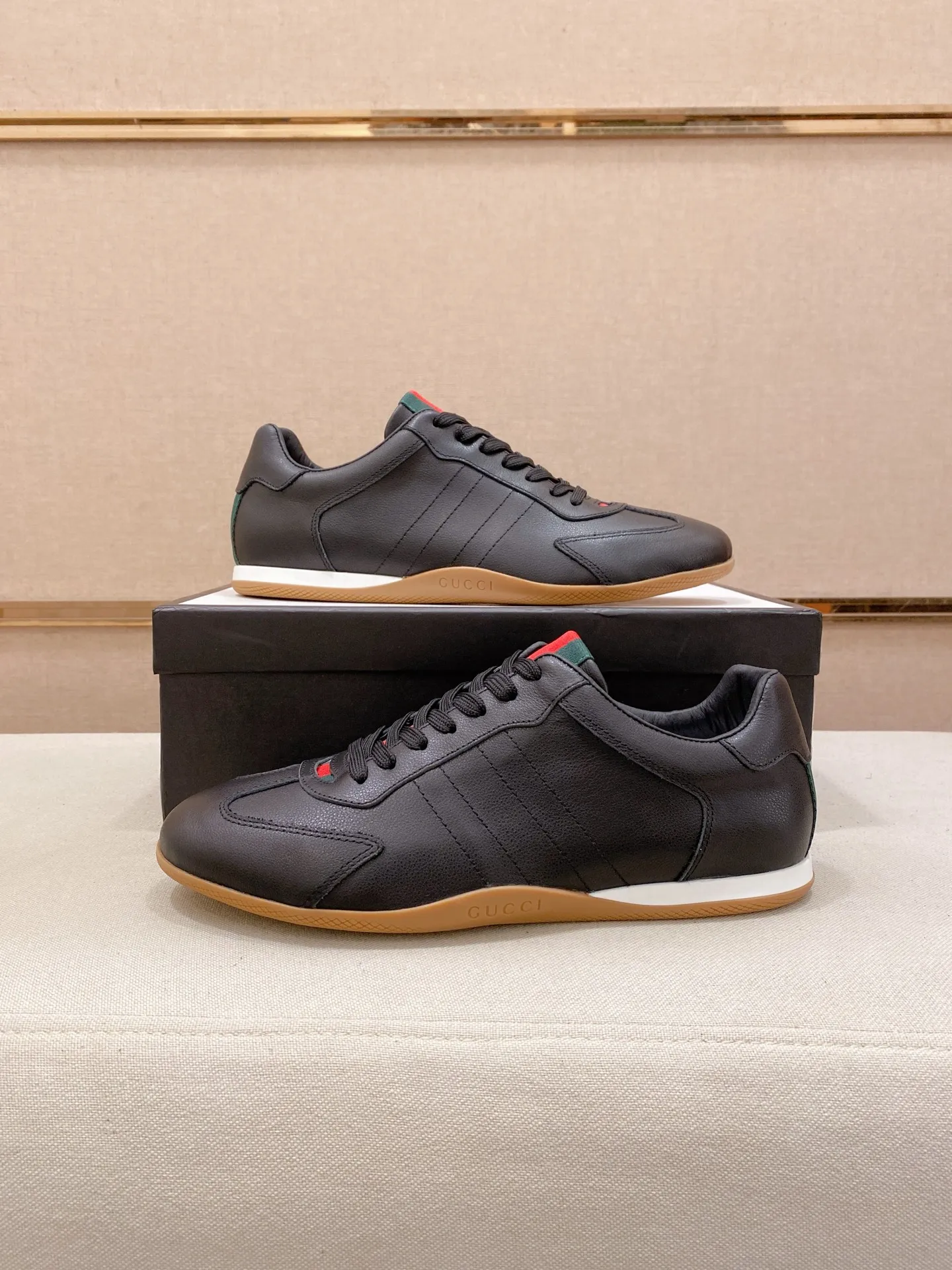 Men's shoes 💰 462💰The new GUCCI (Gucci) counters are launched simultaneously. The new men's shoes, 😘fabrics are selected from imported cowhide, and the lining is sheepskin lining. 👍🏿 High-end ☄️ air-cushion molded anti-slip rubber outsole, exquisite lines, simple and elegant, comfortable and high-end for leisure travel. Code number: 38 to 44 (45 can be customized and cannot be returned or exchanged)